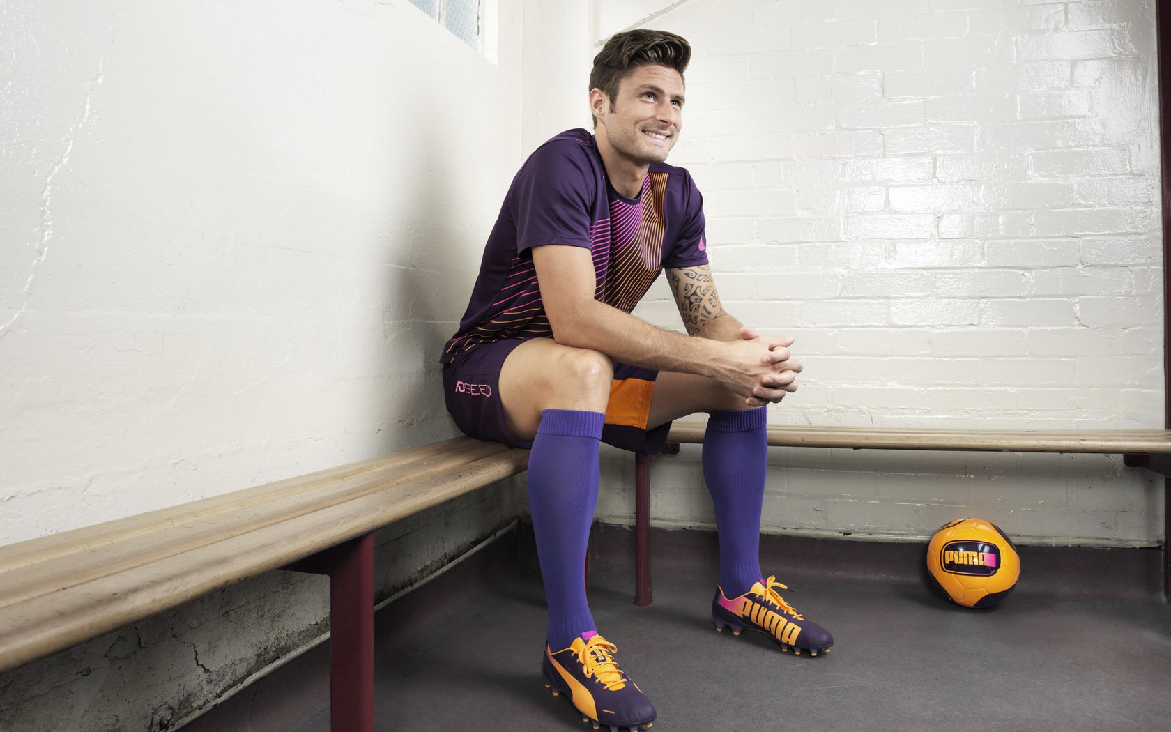 “全力出击!四川省体育馆自由搏击选手激战正酣”